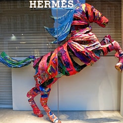 Hermès Và Nghệ Thuật 'Triển Lãm' Bên Những Ô Cửa Sổ 19