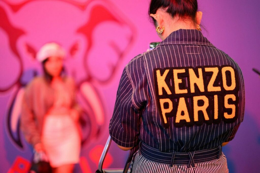 QUỲNH ANH SHYN VÀ ANH TÚ DIỆN THIẾT KẾ KENZO, KHOE PHONG CÁCH CÙNG DÀN SAO CHÂU Á 22 QUỲNH ANH SHYN VÀ ANH TÚ DIỆN THIẾT KẾ KENZO, KHOE PHONG CÁCH CÙNG DÀN SAO CHÂU Á 21