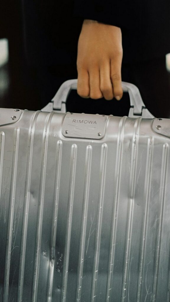 RIMOWA: KÝ ỨC PHIÊU LƯU TRÊN TỪNG VẾT XƯỚC 10 RIMOWA: KÝ ỨC PHIÊU LƯU TRÊN TỪNG VẾT XƯỚC 9