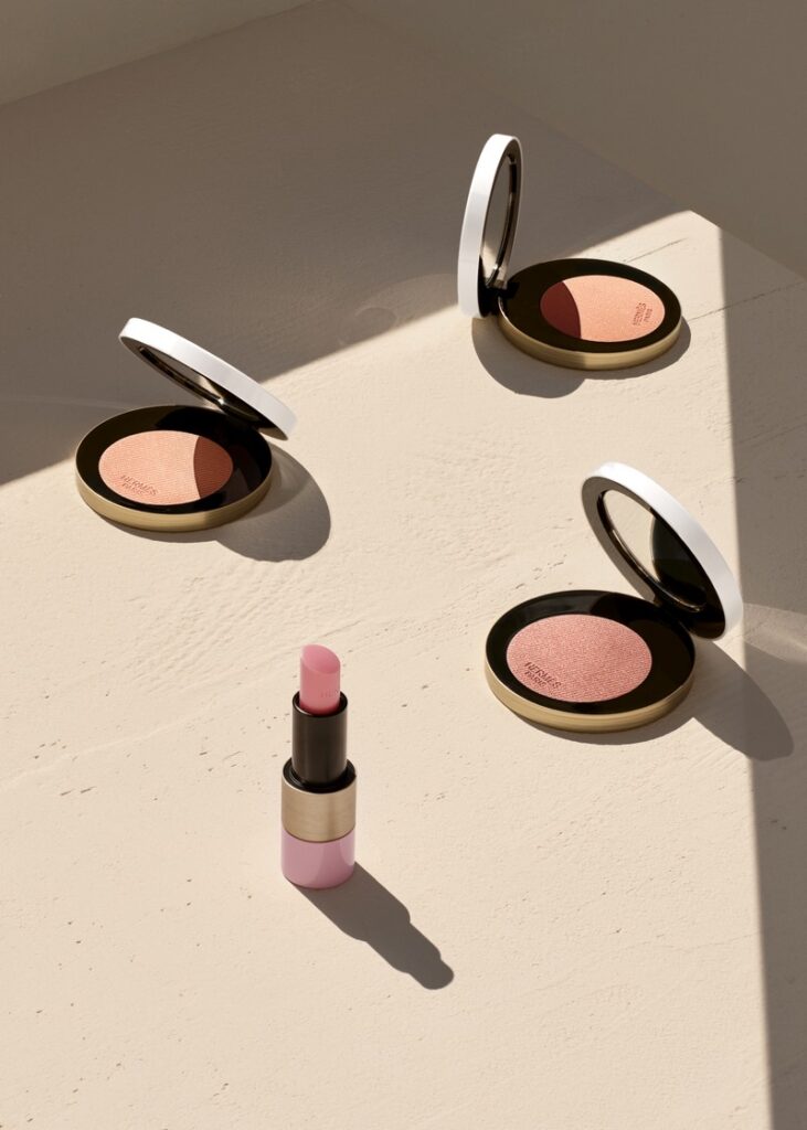 HERMÈS BEAUTY RA MẮT PHẤN MÁ VÀ SON DƯỠNG “LẤP LÁNH NHƯ ĐỰNG NẮNG TRONG HỘP” 4 HERMÈS BEAUTY RA MẮT PHẤN MÁ VÀ SON DƯỠNG “LẤP LÁNH NHƯ ĐỰNG NẮNG TRONG HỘP” 3