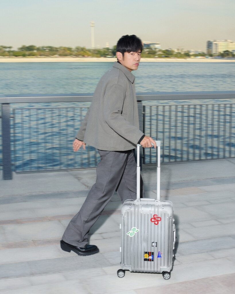 ROSÉ, NGÀI LEWIS HAMILTON VÀ CHÂU KIỆT LUÂN CÙNG RIMOWA VIẾT TIẾP CÂU CHUYỆN “KHÔNG ĐỨNG YÊN” 4 ROSÉ, NGÀI LEWIS HAMILTON VÀ CHÂU KIỆT LUÂN CÙNG RIMOWA VIẾT TIẾP CÂU CHUYỆN “KHÔNG ĐỨNG YÊN” 3