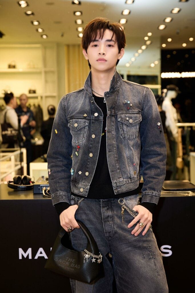MARC JACOBS CHỚM THU 2025: SUBOI, ABG TINA CÙNG “CHÁU TRAI TRỊNH CÔNG SƠN” THAM DỰ TIỆC RA MẮT BST MỚI 12 MARC JACOBS CHỚM THU 2025: SUBOI, ABG TINA CÙNG “CHÁU TRAI TRỊNH CÔNG SƠN” THAM DỰ TIỆC RA MẮT BST MỚI 11