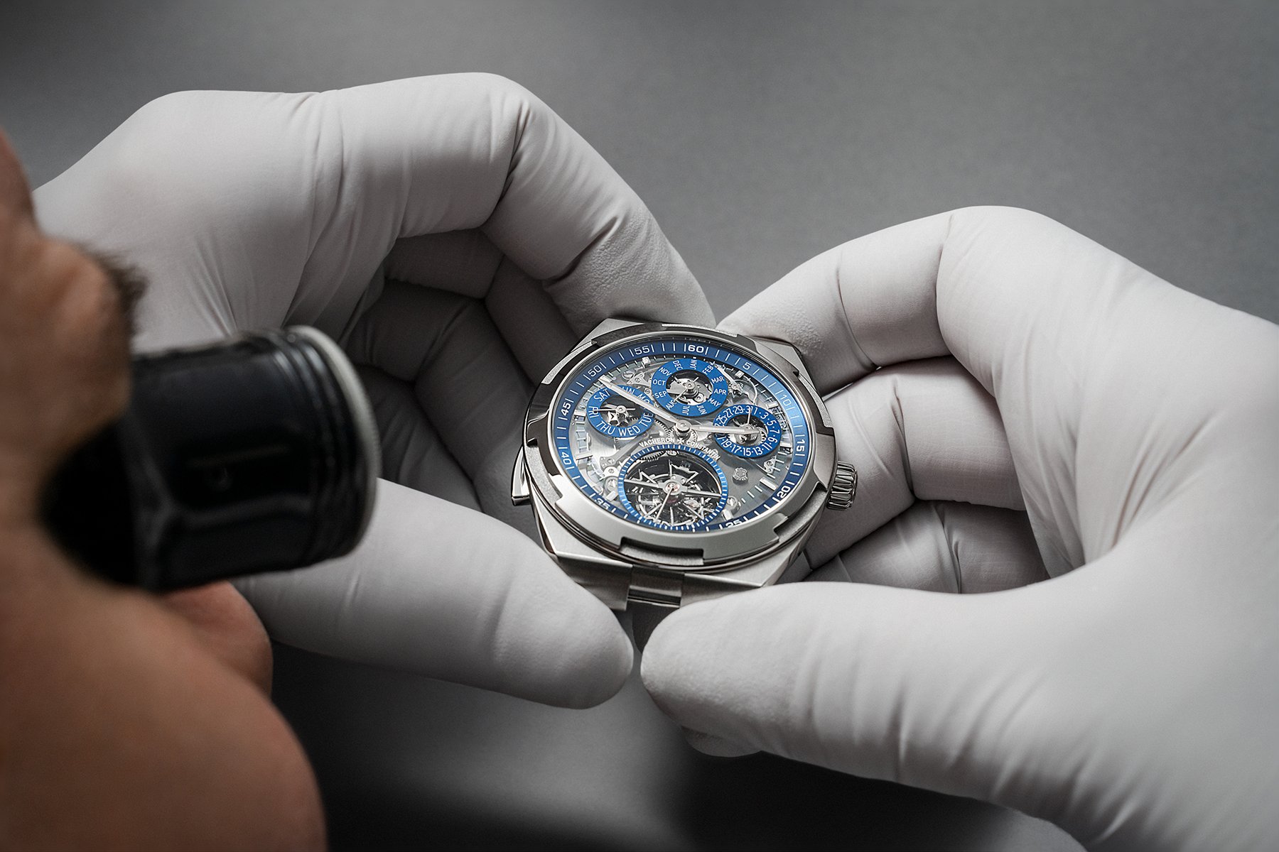 “Soái hạm Overseas”: Vacheron Constantin ra mắt đồng hồ thể thao điểm chuông 8 “Soái hạm Overseas”: Vacheron Constantin ra mắt đồng hồ thể thao điểm chuông 7