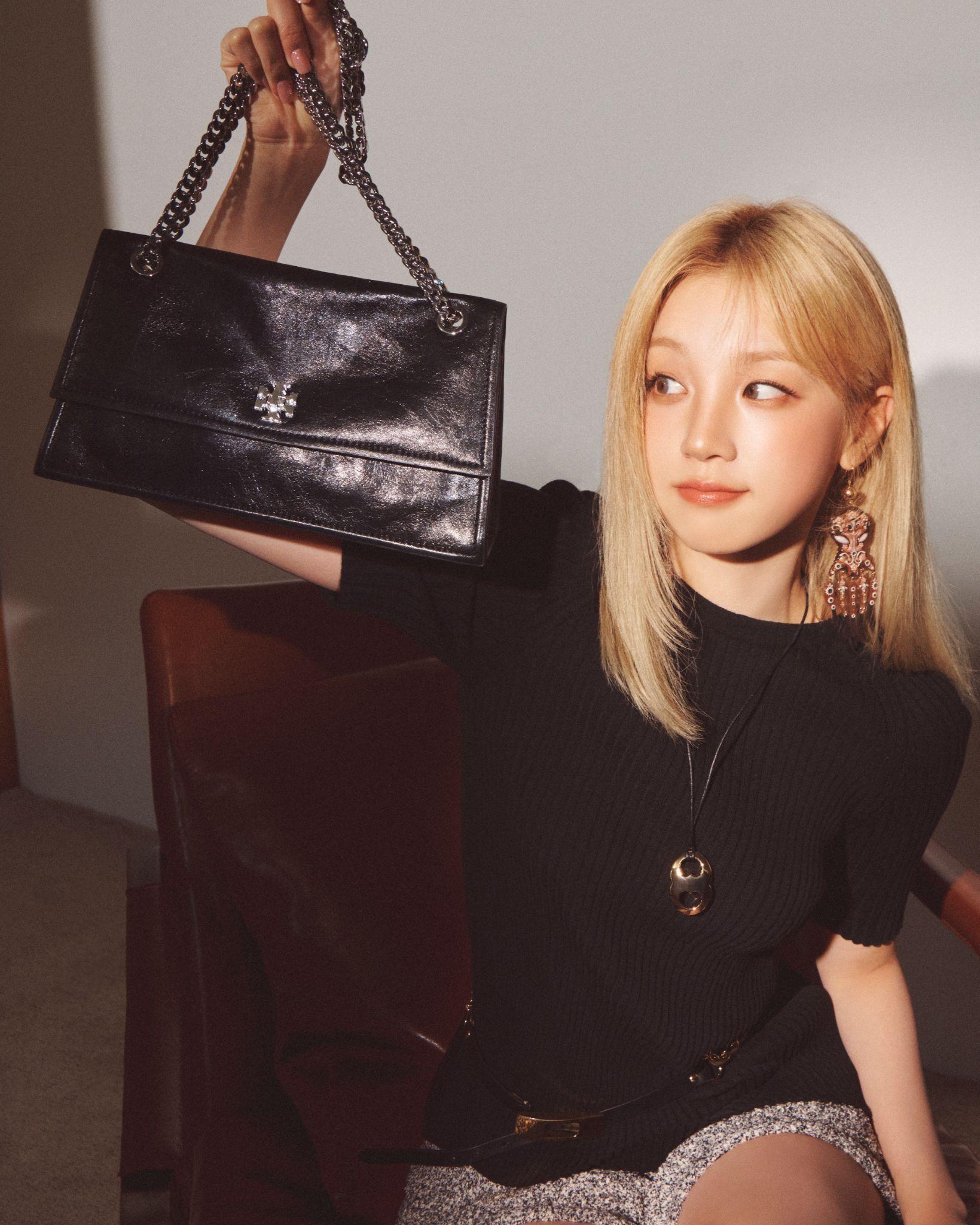 NGẮM LOẠT TÚI XÁCH TORY BURCH ĐƯỢC ĐẠI SỨ SONG YUQI LĂNG XÊ 2 NGẮM LOẠT TÚI XÁCH TORY BURCH ĐƯỢC ĐẠI SỨ SONG YUQI LĂNG XÊ 1