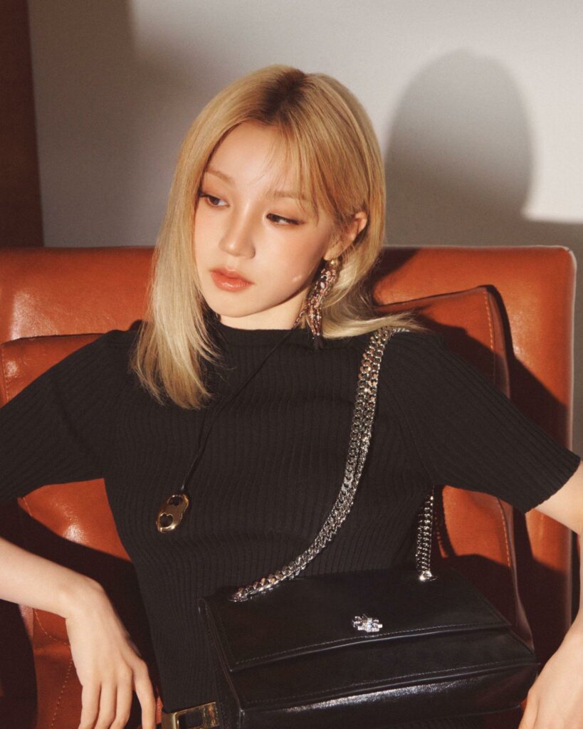 NGẮM LOẠT TÚI XÁCH TORY BURCH ĐƯỢC ĐẠI SỨ SONG YUQI LĂNG XÊ 10 NGẮM LOẠT TÚI XÁCH TORY BURCH ĐƯỢC ĐẠI SỨ SONG YUQI LĂNG XÊ 9