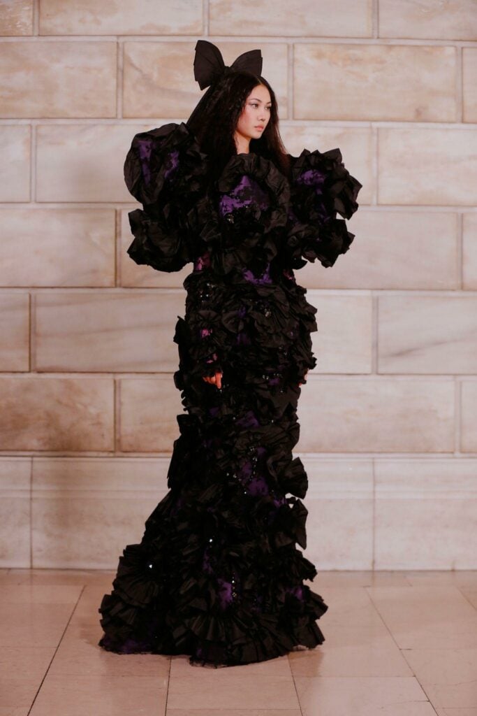 MARC JACOBS RUNWAY 2026: THĂNG HOA CÙNG CHỦ NGHĨA TỐI ĐA 26 MARC JACOBS RUNWAY 2026: THĂNG HOA CÙNG CHỦ NGHĨA TỐI ĐA 25