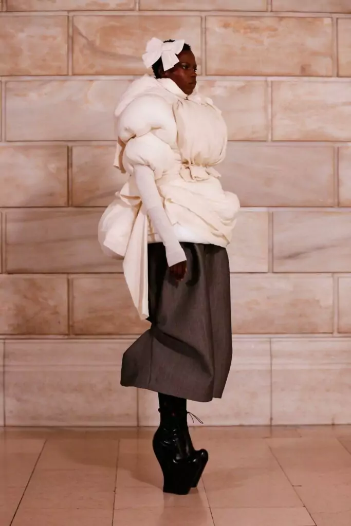 MARC JACOBS RUNWAY 2026: THĂNG HOA CÙNG CHỦ NGHĨA TỐI ĐA 16 MARC JACOBS RUNWAY 2026: THĂNG HOA CÙNG CHỦ NGHĨA TỐI ĐA 15