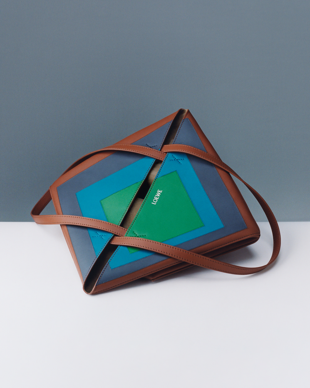 Chiến dịch LOEWE Thu Đông 2025 27 LOEWE_FW25_MAIN_CAMPAIGN_B_ROLL_SINGLE_IMAGES_CROPPED_4X5_20 (Copy)