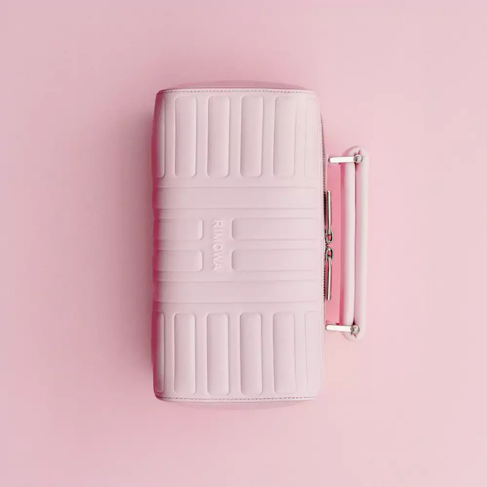 RIMOWA cách tân dấu ấn biểu tượng với Groove: những chiếc túi da năng động 1