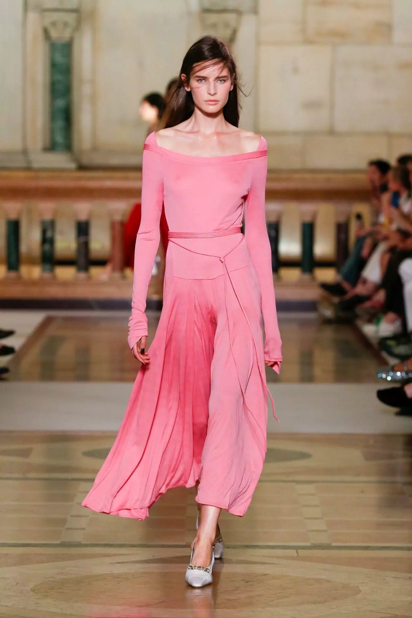 TORY BURCH XUÂN HÈ 2026: THỂ THAO HOÀI CỔ GIAO THOA CÙNG TÍNH NỮ HIỆN ĐẠI 7