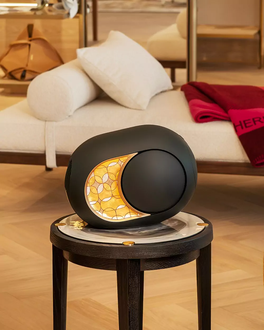 Devialet giới thiệu hợp tác nghệ thuật đầu tiên với nhà chế tác sơn mài Việt Hanoia: Devialet Phantom Ultimate 108 dB x Hanoia 7