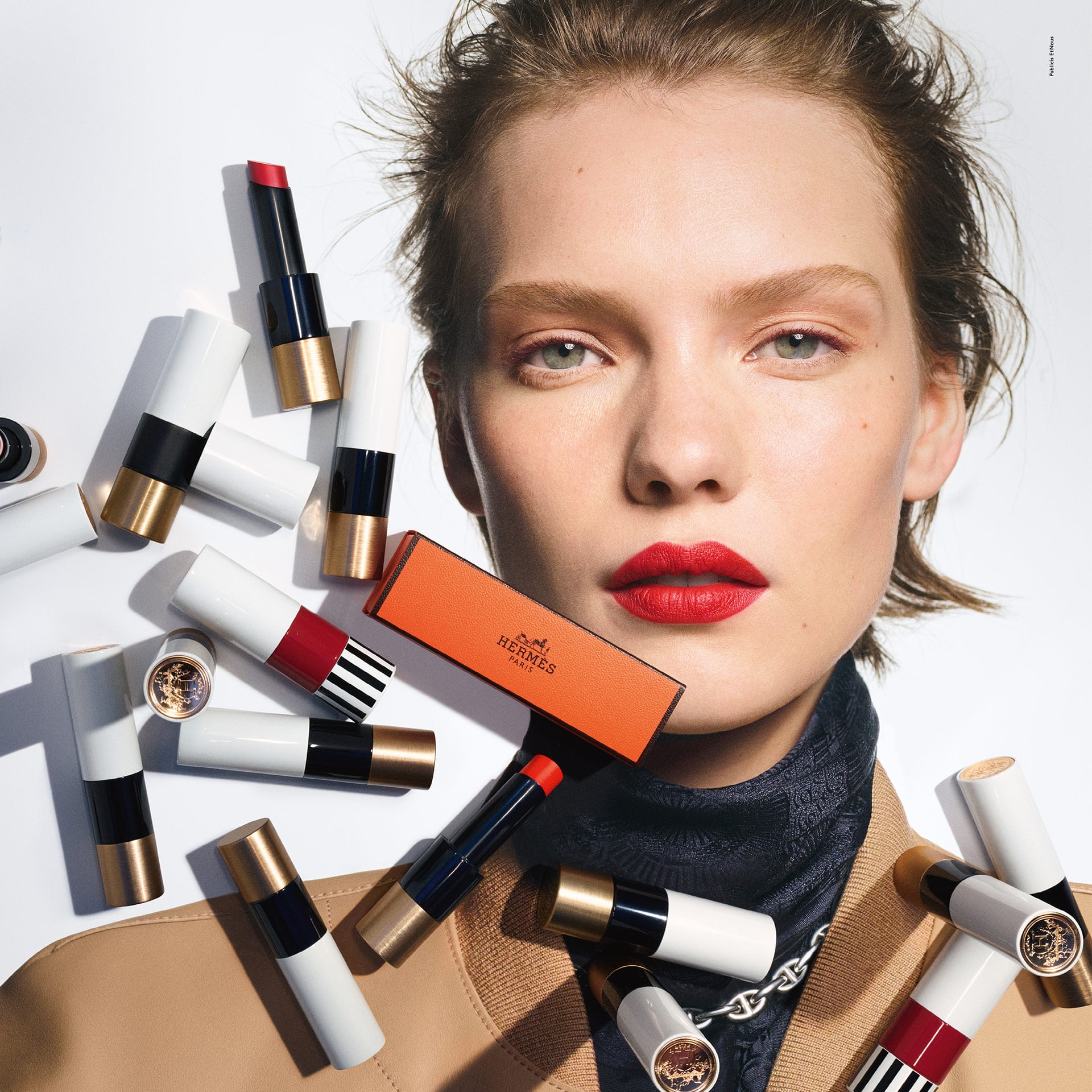 Sắc đỏ Rouge Emblème 1