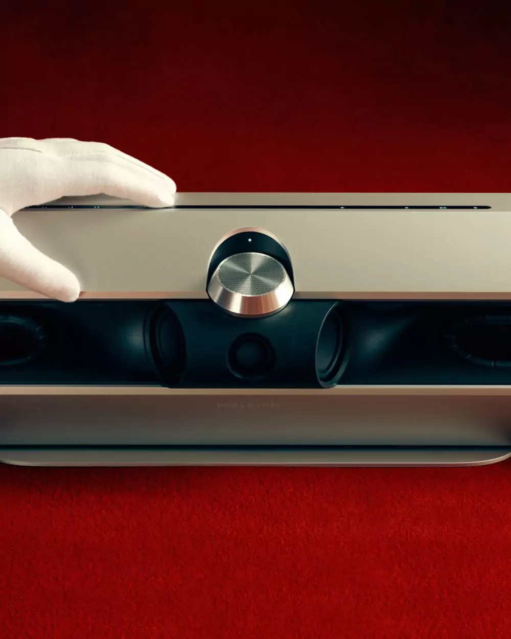 ĐIÊU KHẮC CHO ĐẠI DƯƠNG ÂM THANH: BANG & OLUFSEN VÉN MÀN SOUNDBAR TỐI TÂN BEOSOUND PREMIERE 5