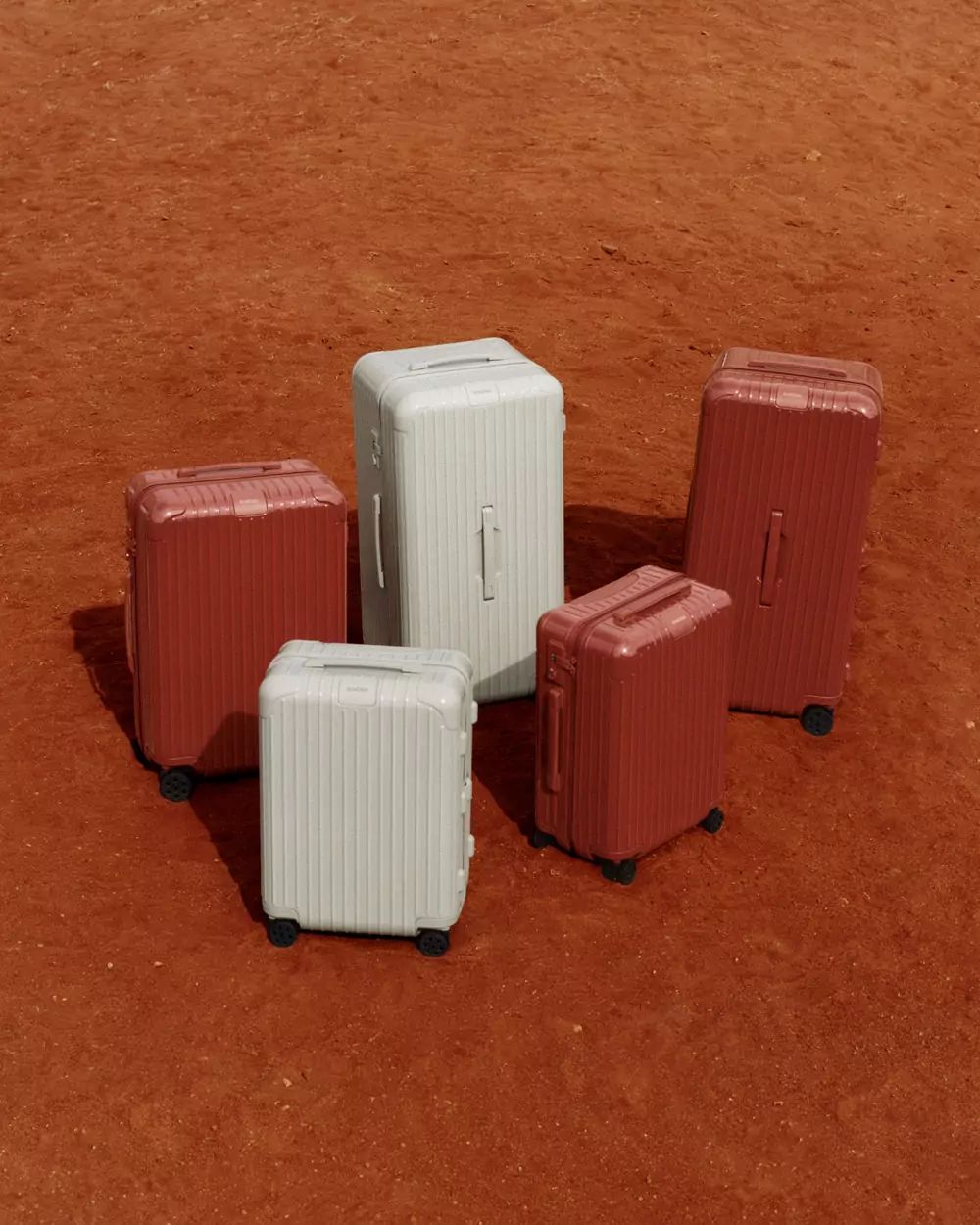 RIMOWA RA MẮT HAI SẮC MÀU MANG HƠI THỞ THIÊN NHIÊN CHO BỘ SƯU TẬP ESSENTIAL 1