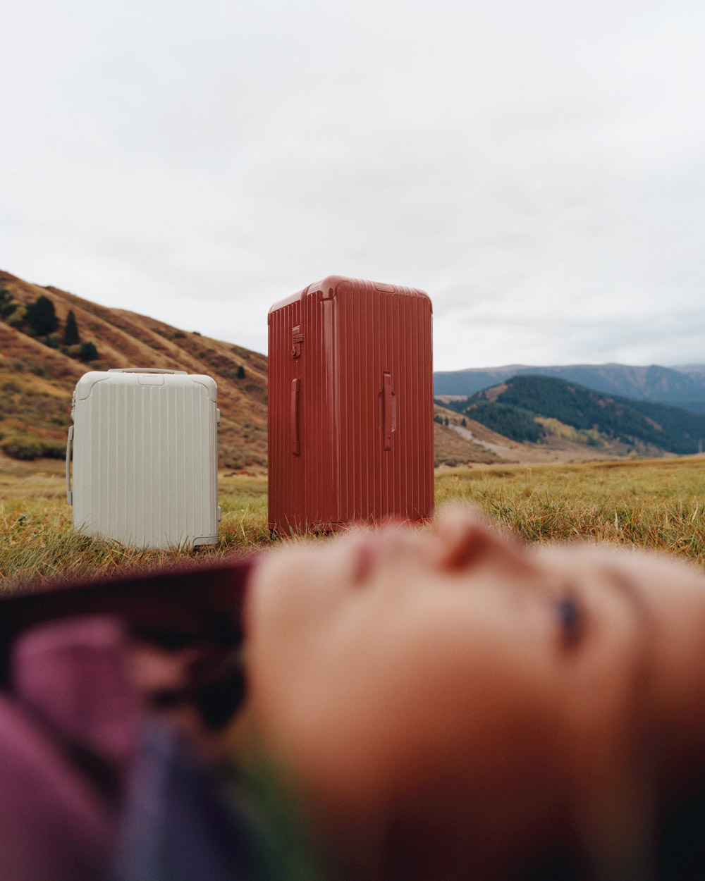 RIMOWA RA MẮT HAI SẮC MÀU MANG HƠI THỞ THIÊN NHIÊN CHO BỘ SƯU TẬP ESSENTIAL 5