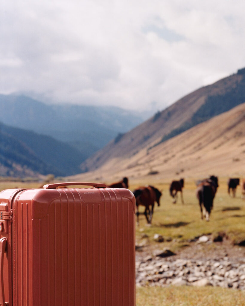 RIMOWA RA MẮT HAI SẮC MÀU MANG HƠI THỞ THIÊN NHIÊN CHO BỘ SƯU TẬP ESSENTIAL 7