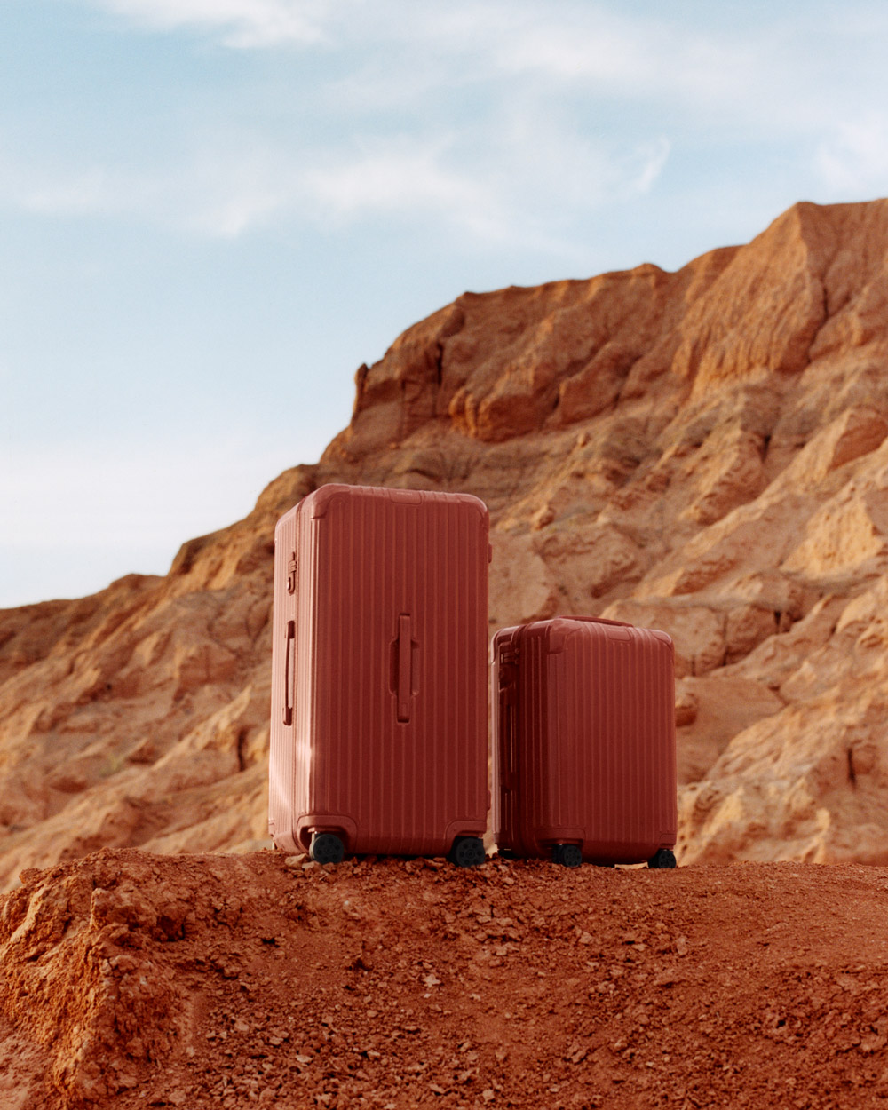 RIMOWA RA MẮT HAI SẮC MÀU MANG HƠI THỞ THIÊN NHIÊN CHO BỘ SƯU TẬP ESSENTIAL 9