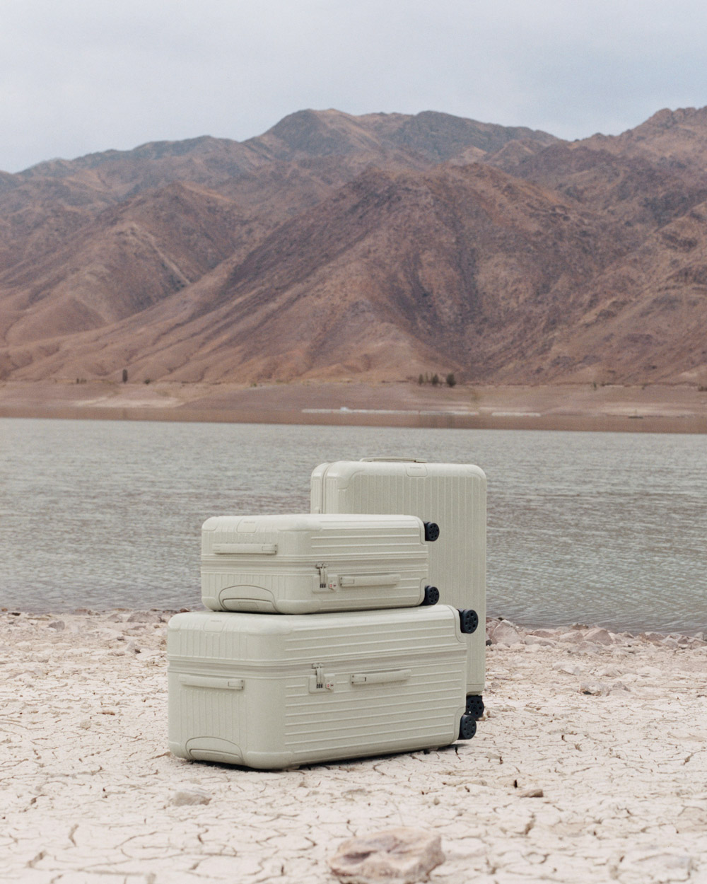 RIMOWA RA MẮT HAI SẮC MÀU MANG HƠI THỞ THIÊN NHIÊN CHO BỘ SƯU TẬP ESSENTIAL 11