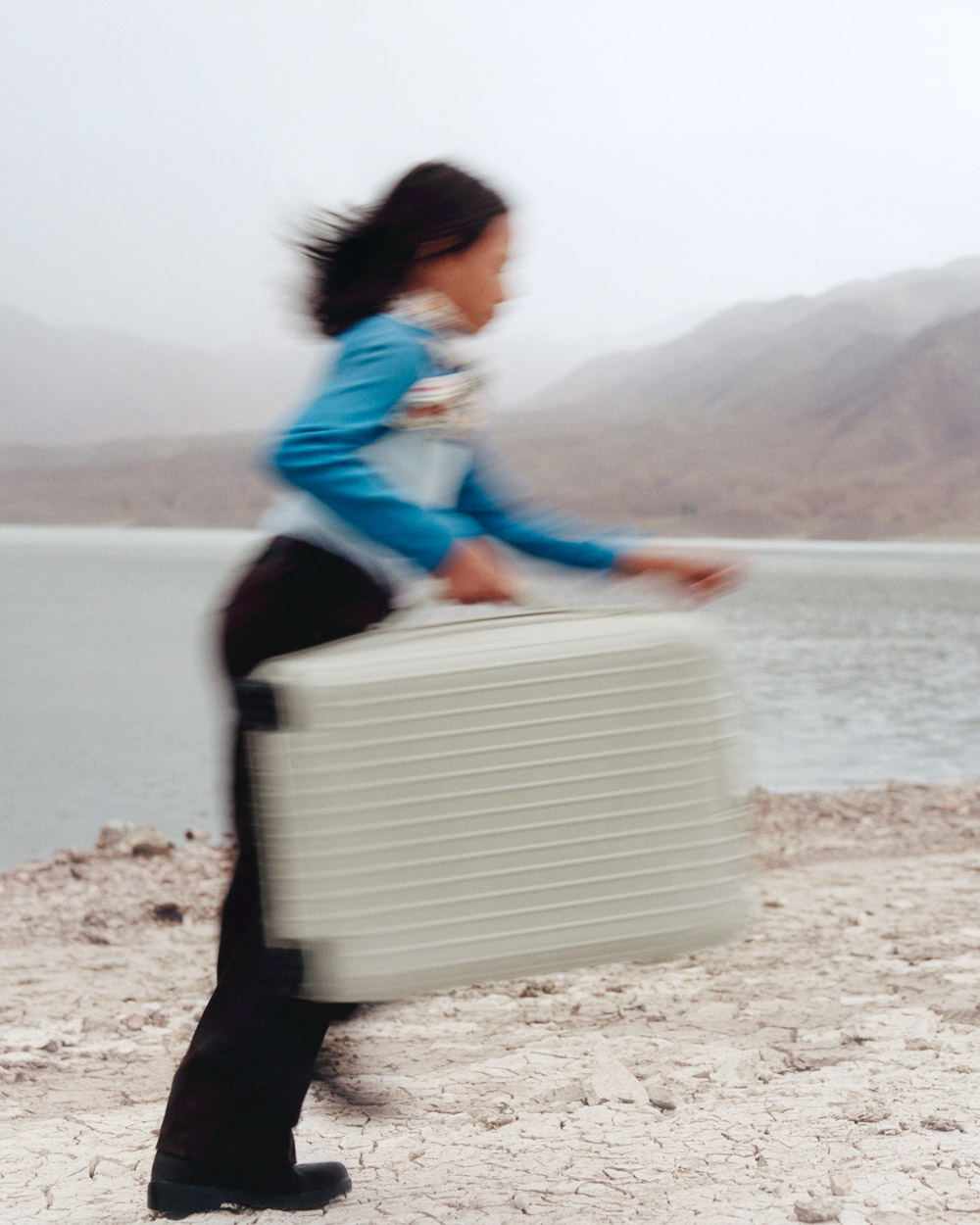 RIMOWA RA MẮT HAI SẮC MÀU MANG HƠI THỞ THIÊN NHIÊN CHO BỘ SƯU TẬP ESSENTIAL 13