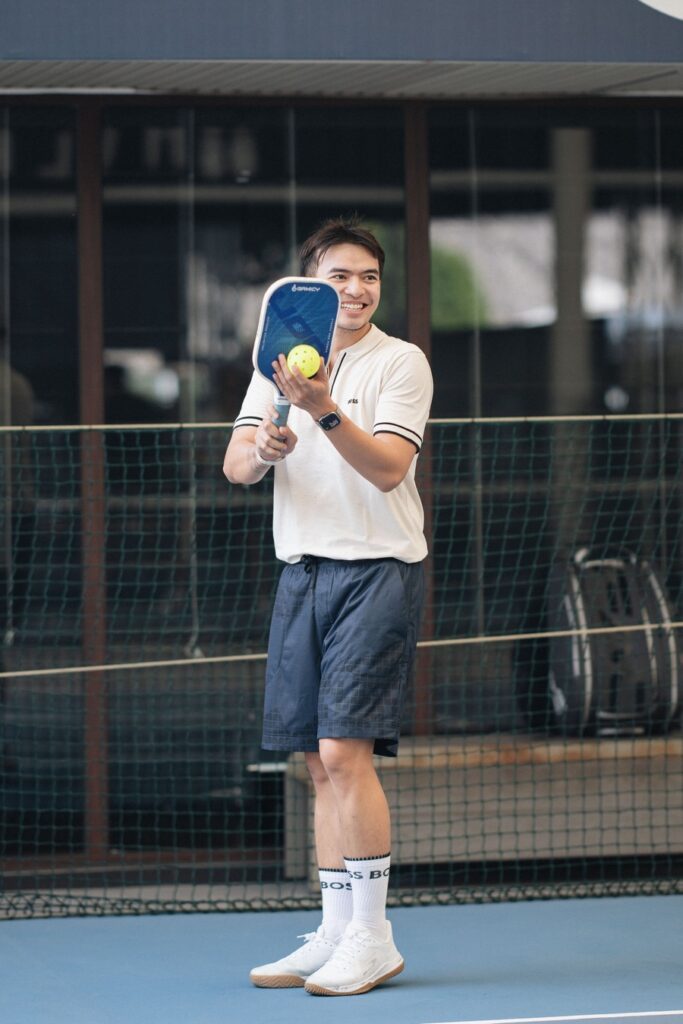 BỘ BA NAM THẦN “MƯA ĐỎ” DIỆN ĐỒ BOSS, SO VỢT TẠI GIẢI ĐẤU PICKLEBALL 13