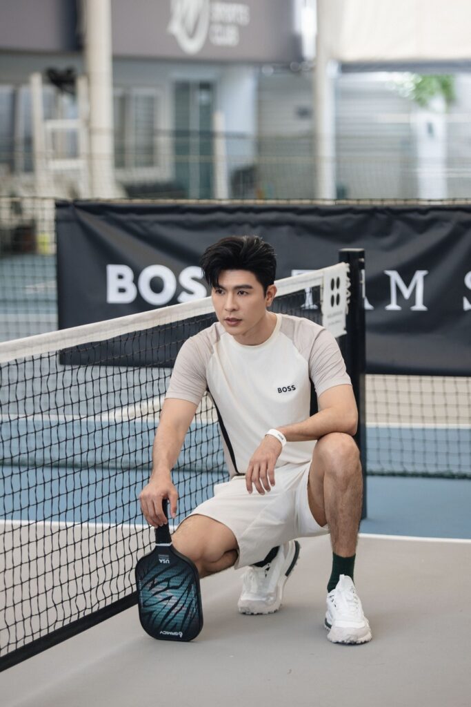 BỘ BA NAM THẦN “MƯA ĐỎ” DIỆN ĐỒ BOSS, SO VỢT TẠI GIẢI ĐẤU PICKLEBALL 7
