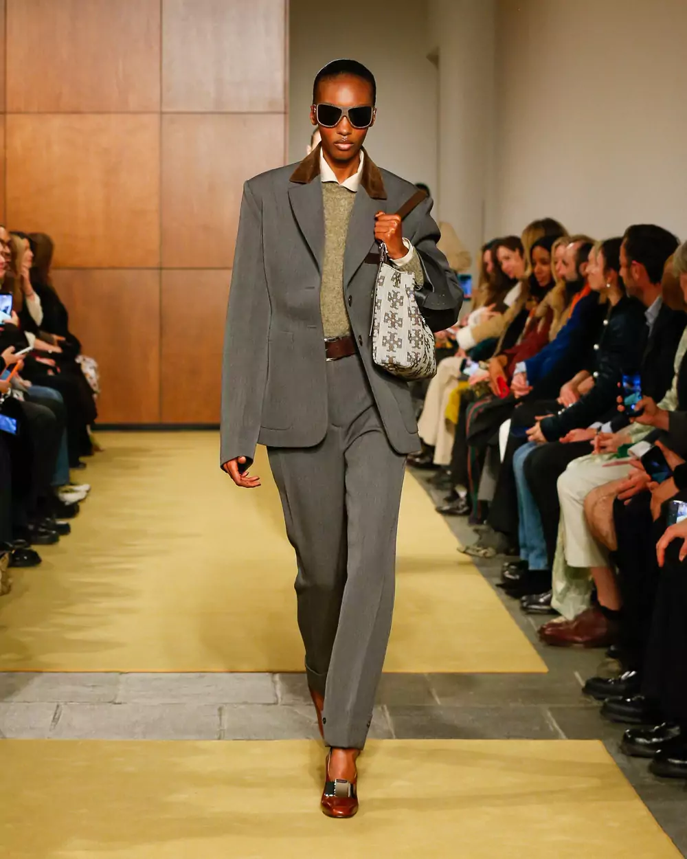 Tory Burch thu đông 2026 - bản năng dẫn lối thời trang 25