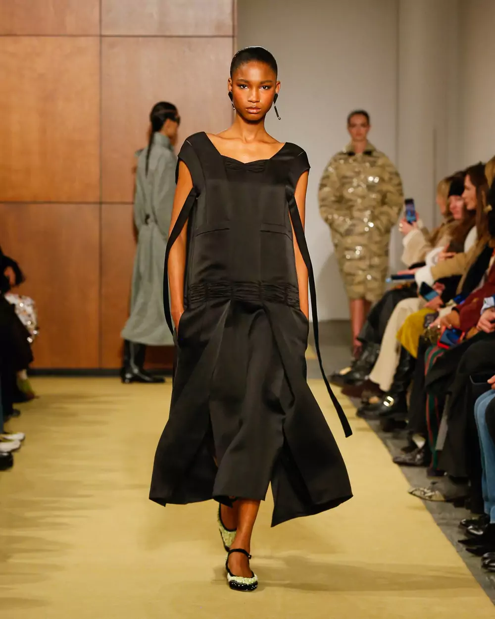 Tory Burch thu đông 2026 - bản năng dẫn lối thời trang 5