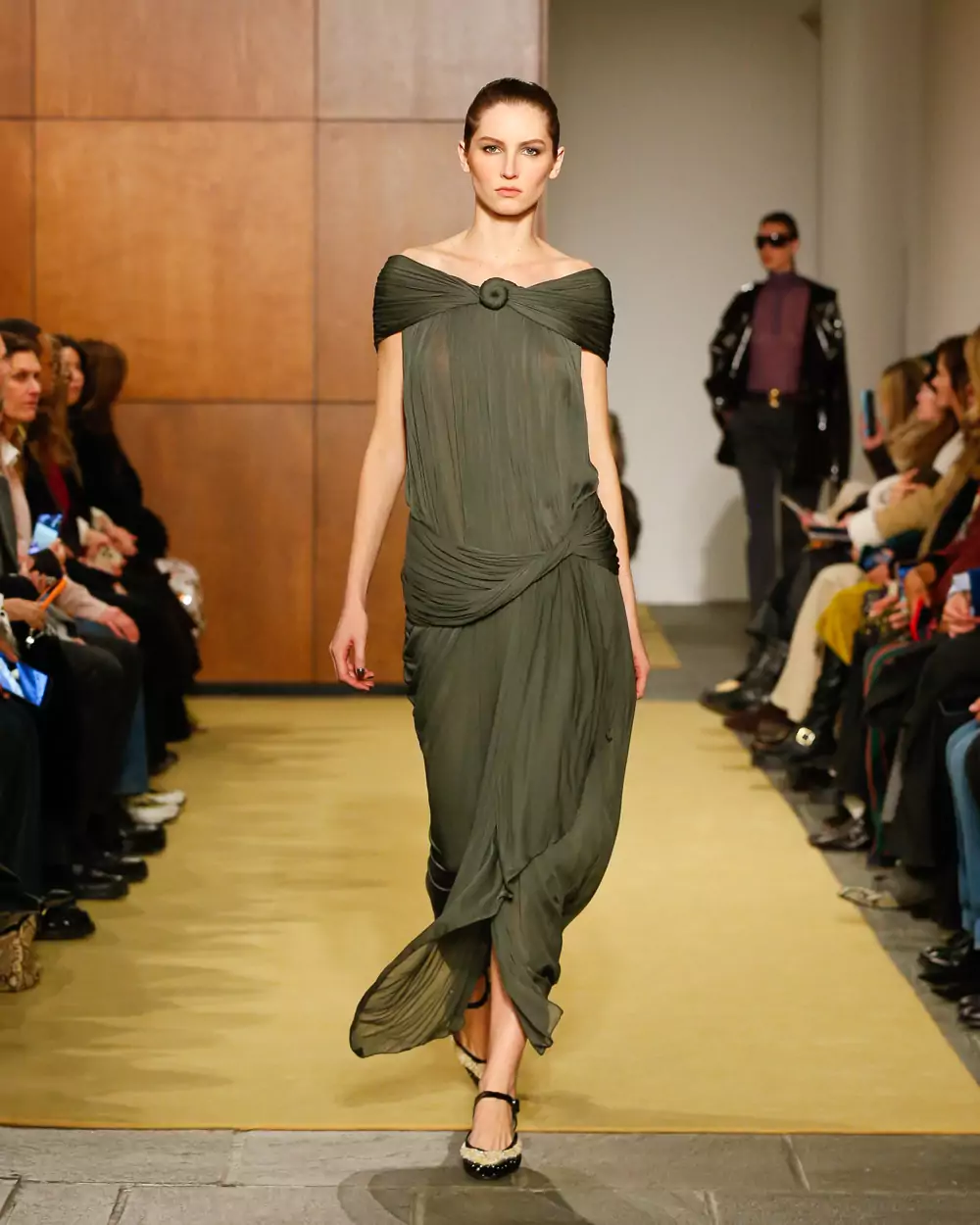 Tory Burch thu đông 2026 - bản năng dẫn lối thời trang 15