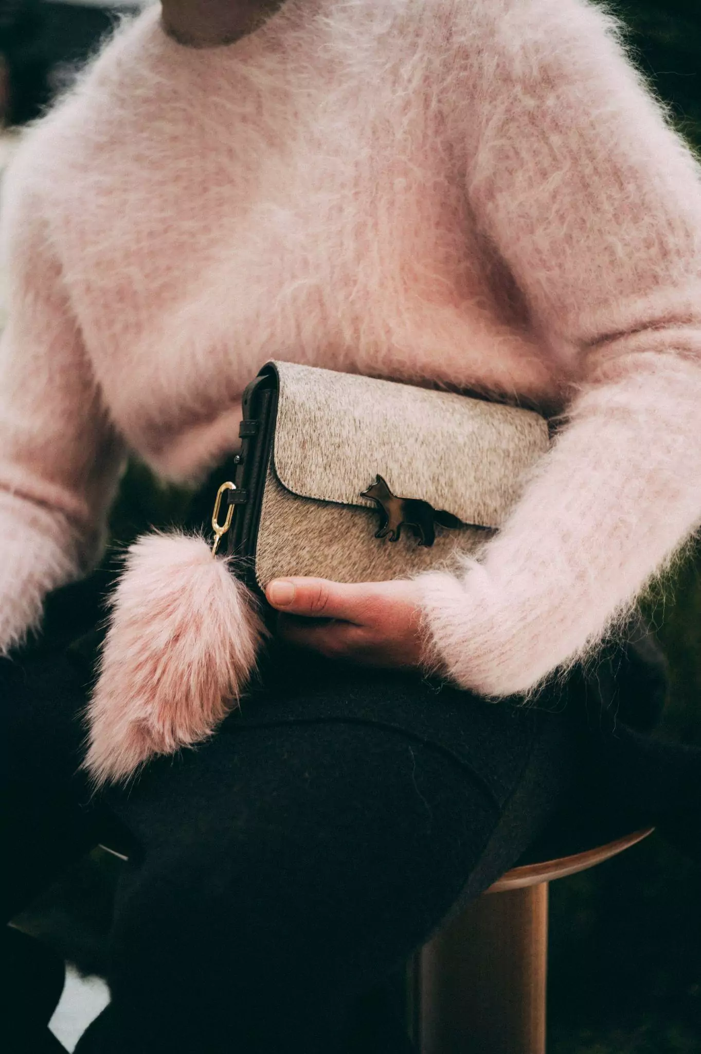 MAISON KITSUNÉ THU–ĐÔNG 2026: TỦ ĐỒ BỤI BẶM CỦA LỮ KHÁCH ĐƯƠNG ĐẠI 19