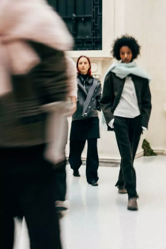 MAISON KITSUNÉ THU–ĐÔNG 2026: TỦ ĐỒ BỤI BẶM CỦA LỮ KHÁCH ĐƯƠNG ĐẠI 13