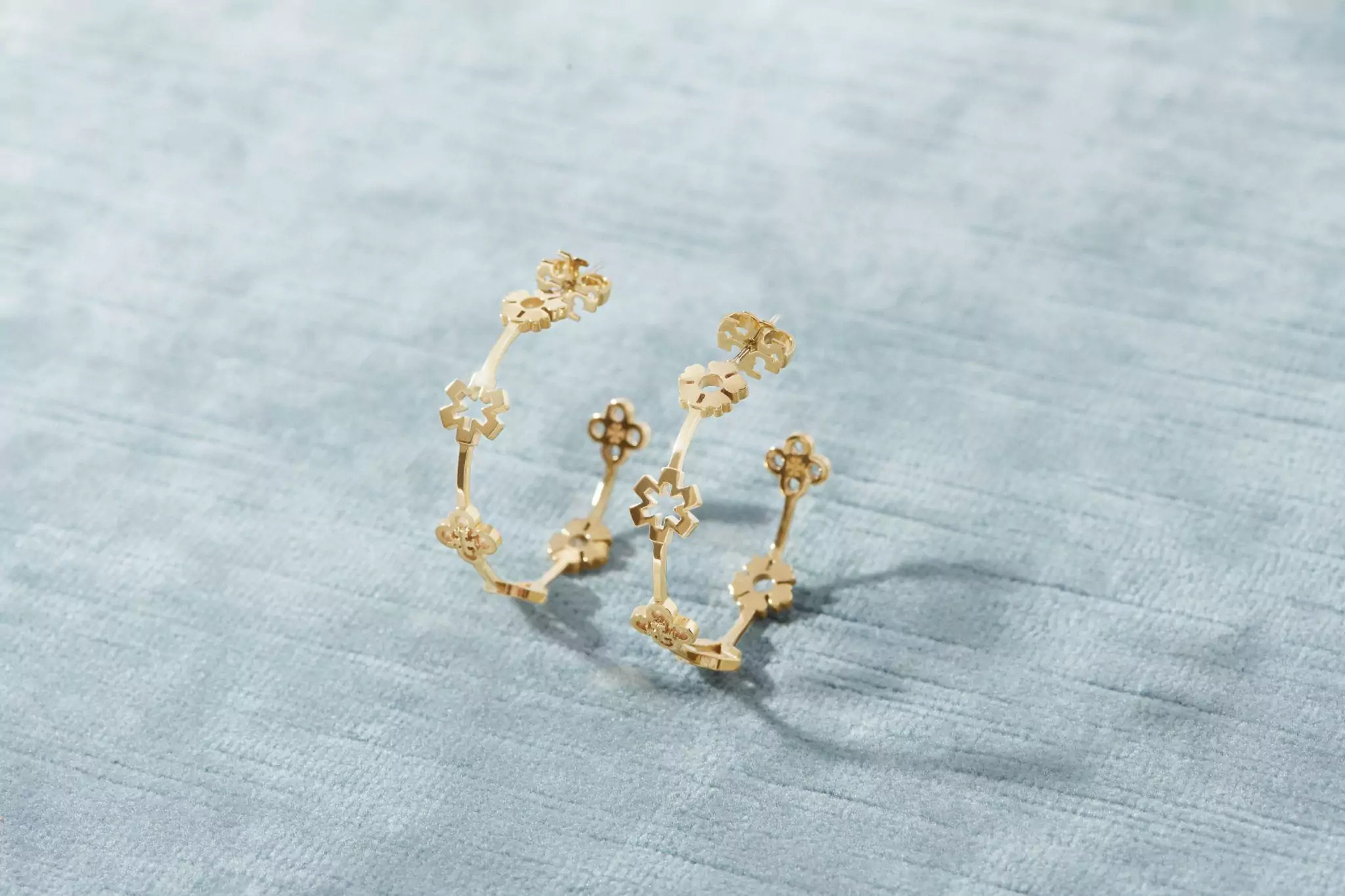 TỐNG VŨ KỲ VÉN MÀN BST NỮ TRANG TORY BURCH TRƯỚC THỀM LỄ TÌNH NHÂN 5