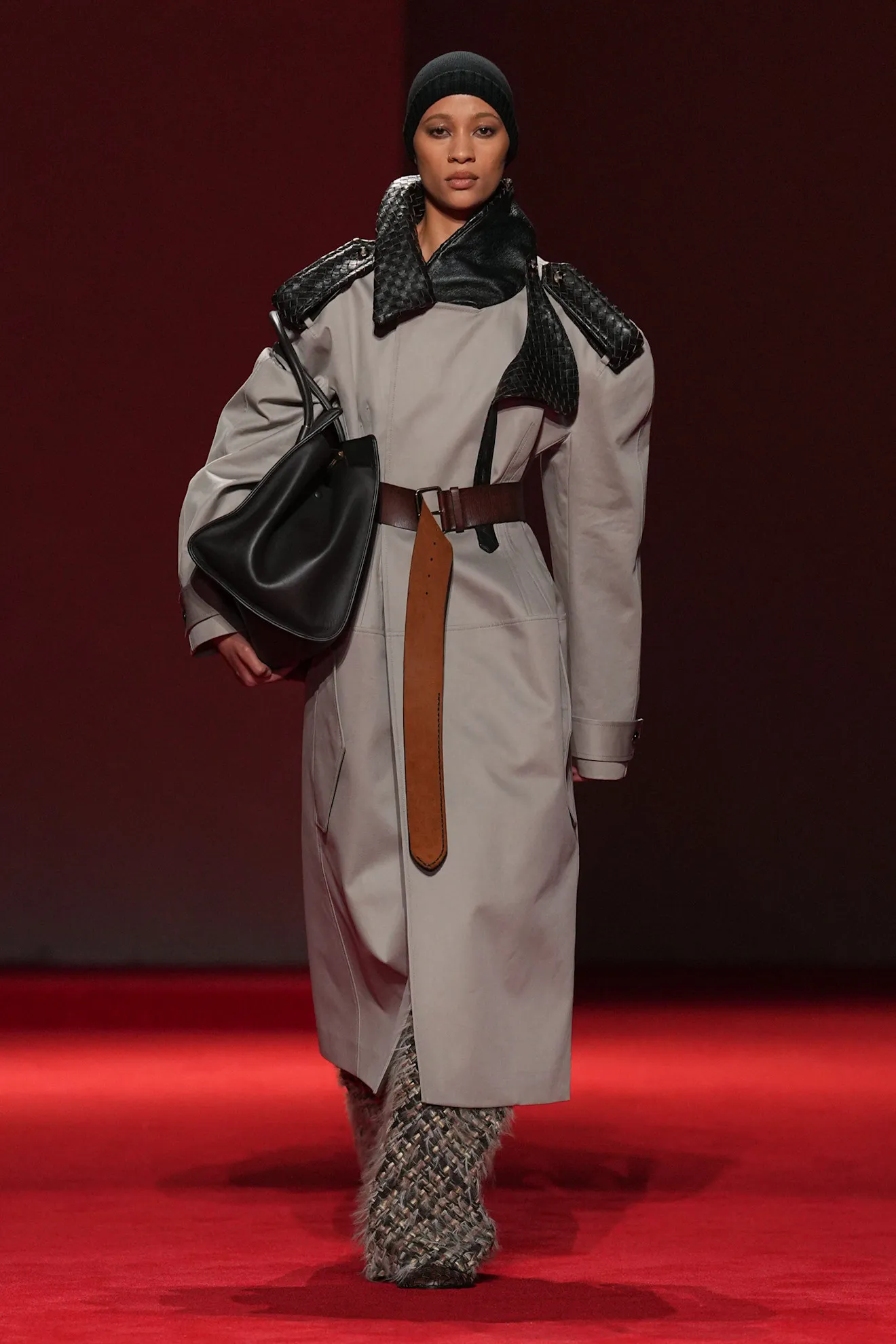 BOTTEGA VENETA THU ĐÔNG 2026: “LẠI ĐÂY, ÔM NHAU MỘT CÁI” 15