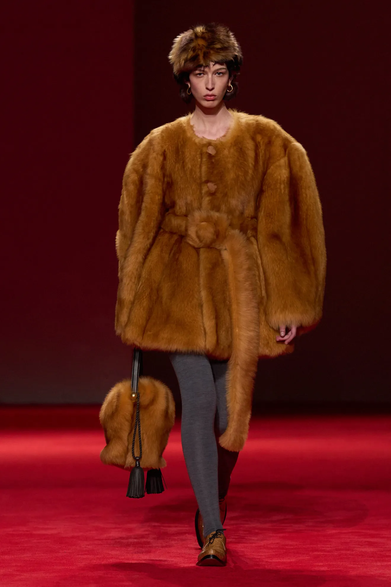 BOTTEGA VENETA THU ĐÔNG 2026: “LẠI ĐÂY, ÔM NHAU MỘT CÁI” 17