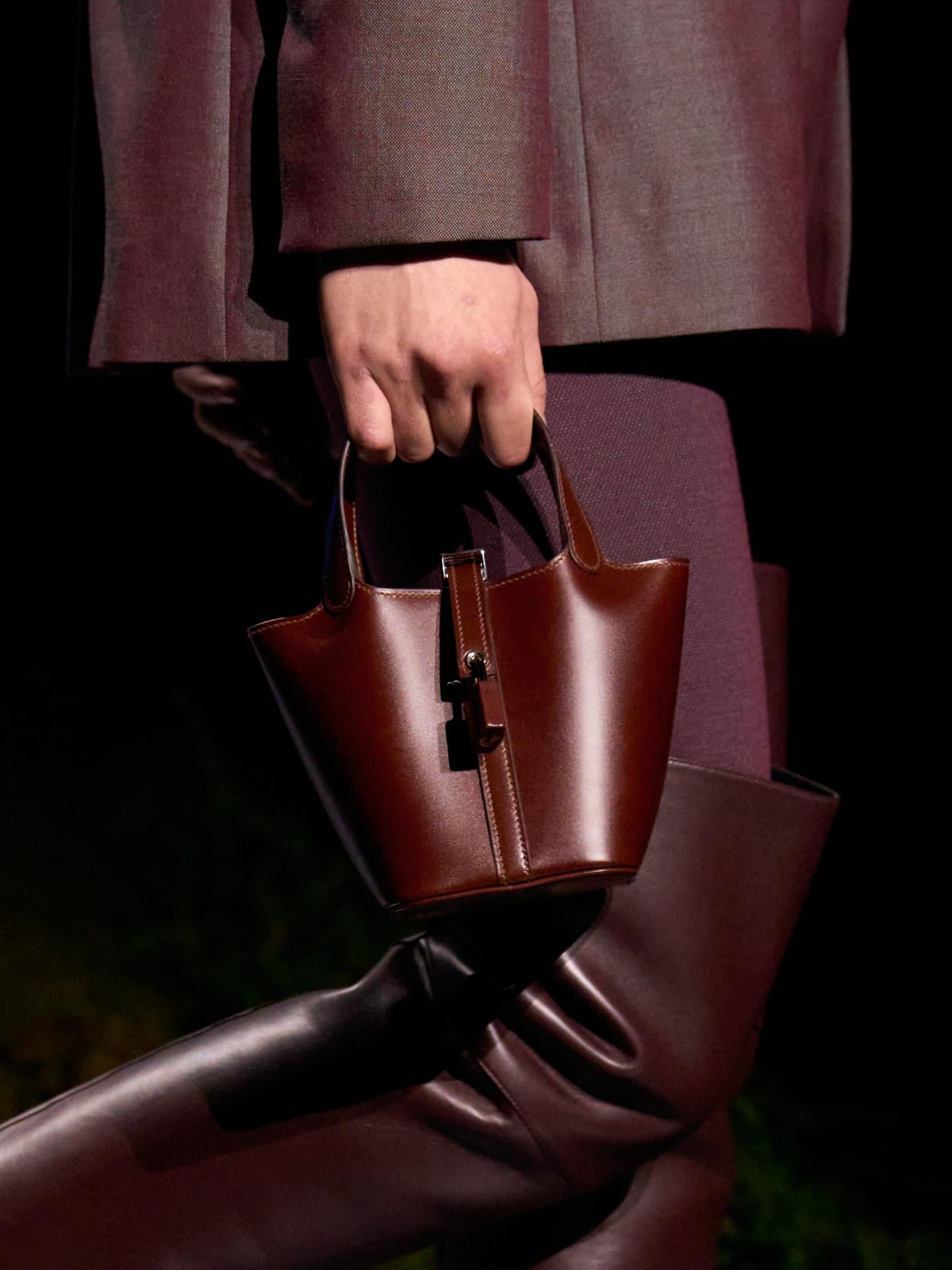 HERMÈS THU-ĐÔNG 2026: DUYÊN DÁNG TRANH TỐI, TRANH SÁNG 23