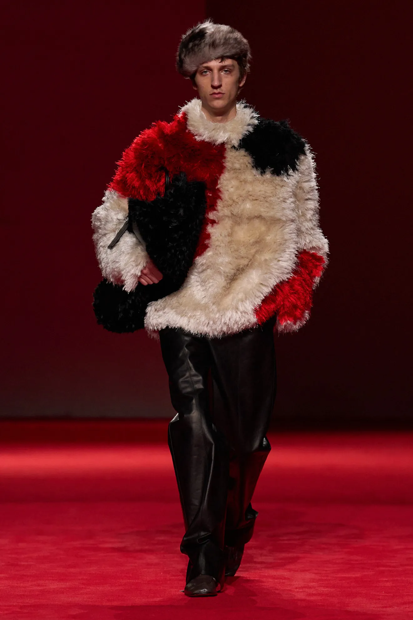 BOTTEGA VENETA THU ĐÔNG 2026: “LẠI ĐÂY, ÔM NHAU MỘT CÁI” 13