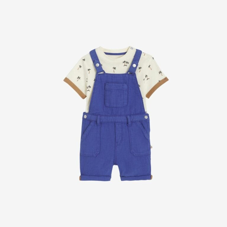 Áo phông cotton và quần yếm ngắn