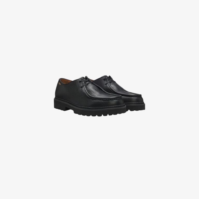 Giày Derby lấy cảm hứng từ giày moccasin, làm từ da thuộc mềm mại.