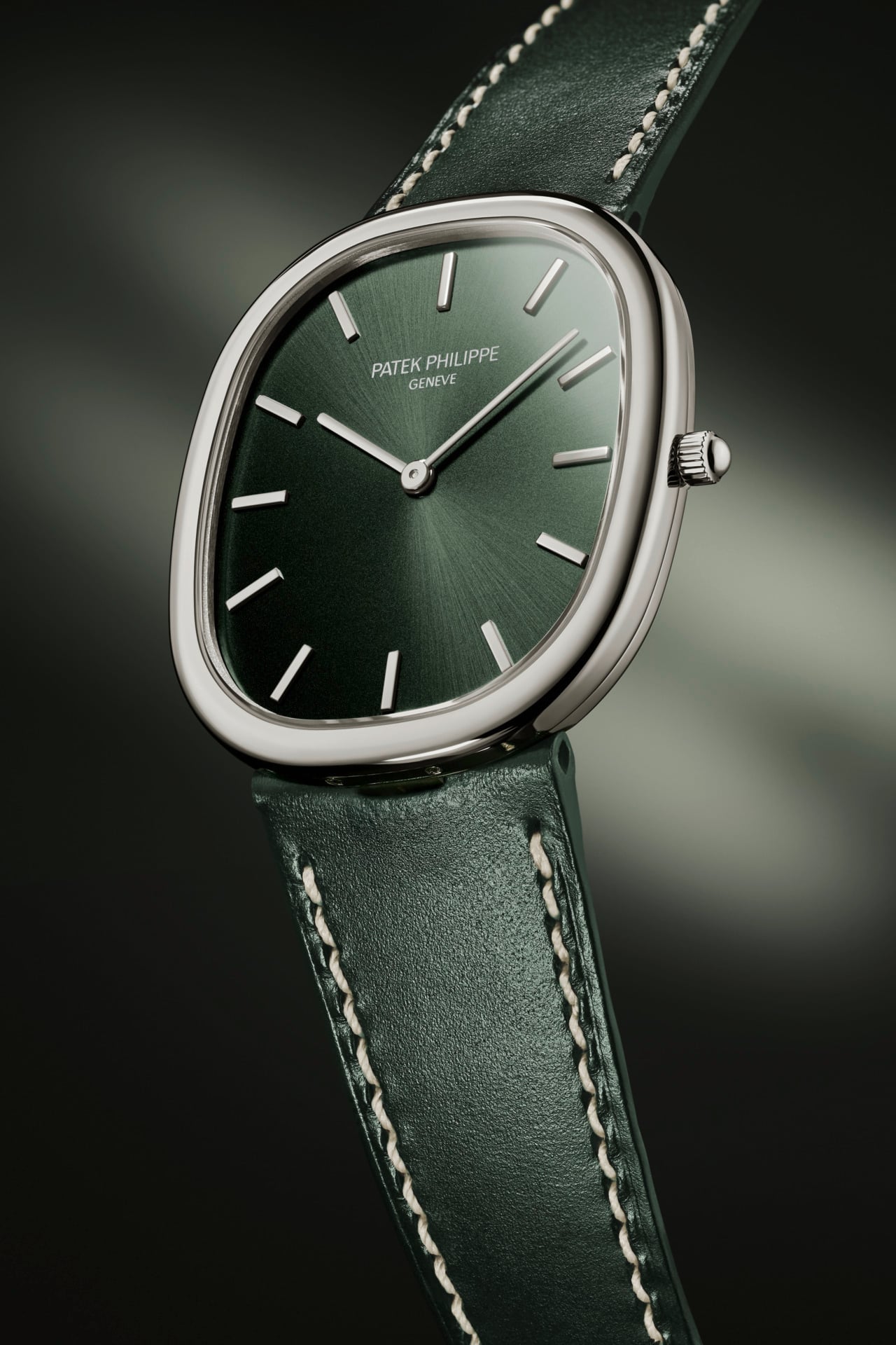 GOLDEN ELLIPSE MỚI: PHỦ XANH BIỂU TƯỢNG TỐI GIẢN CỦA NGHỆ THUẬT ĐỒNG HỒ PATEK PHILIPPE 9