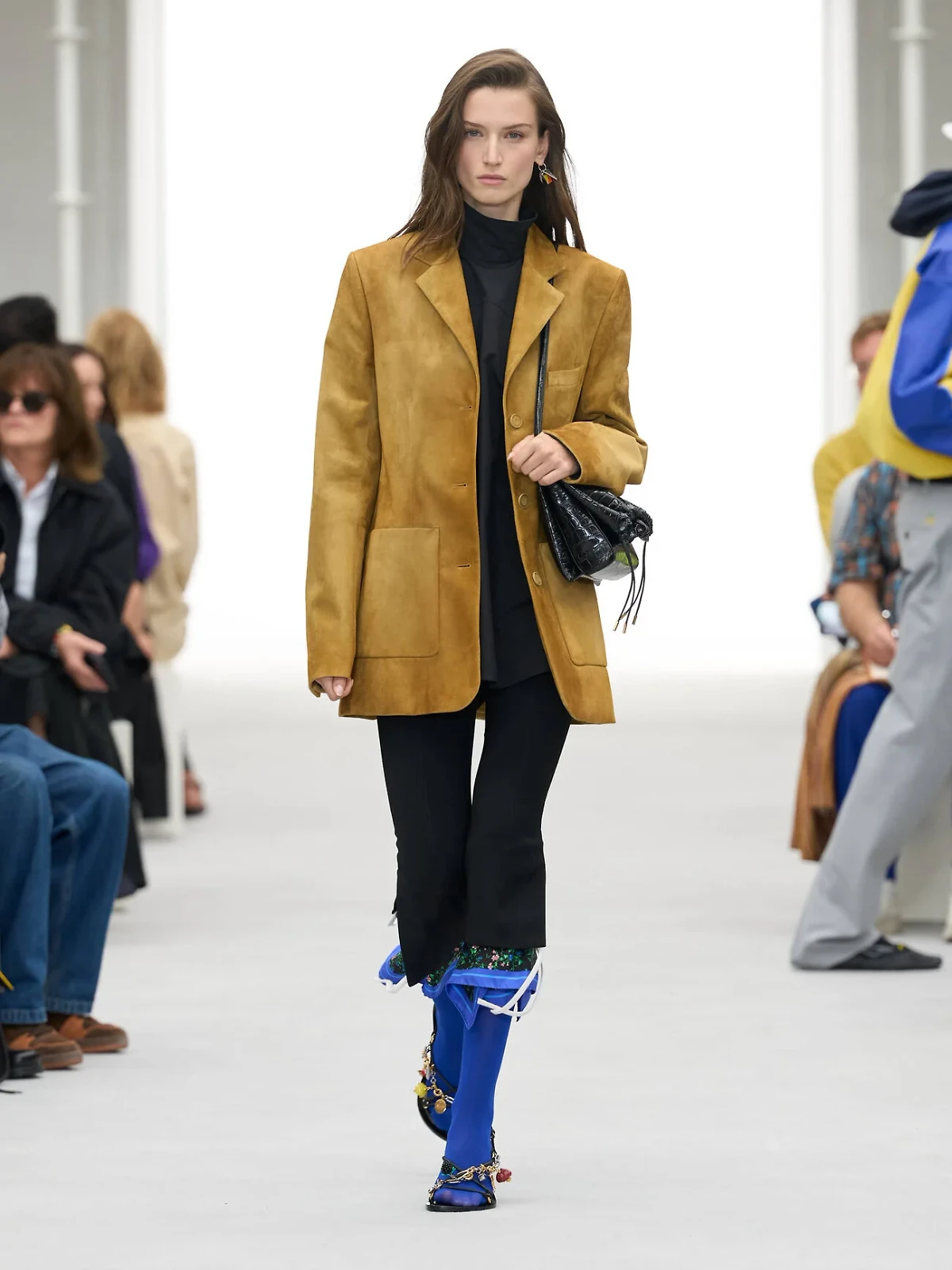 LOEWE XUÂN HÈ 2027: ĐIỂM GIAO HÒA GIỮA HAI THẾ GIỚI 11