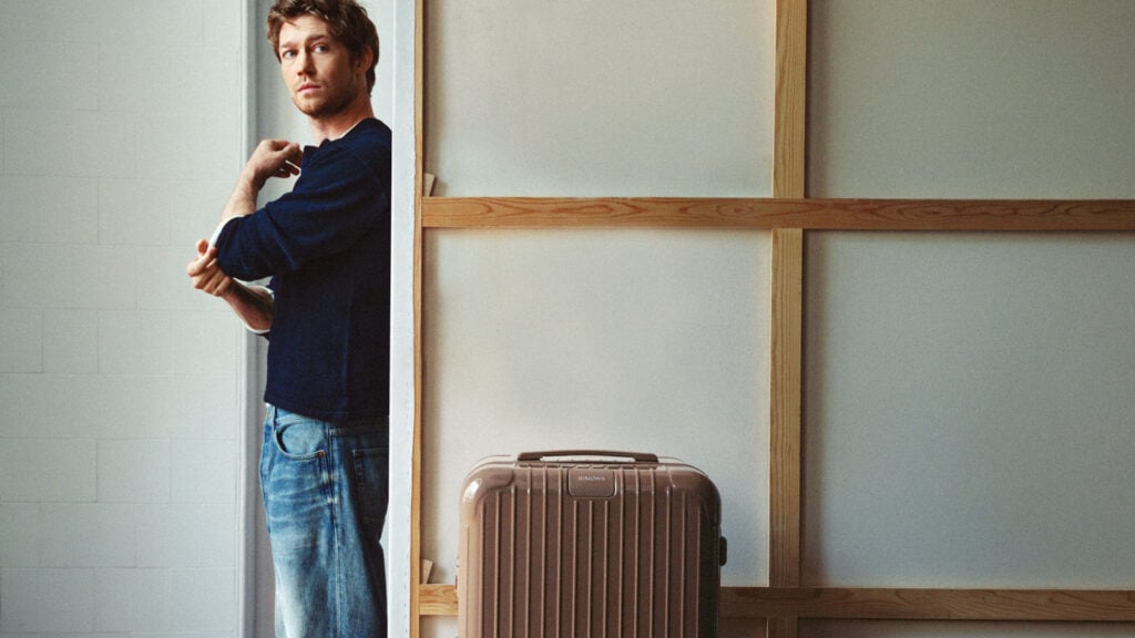RIMOWA GIỚI THIỆU HAI SẮC MÀU MỚI UMBER VÀ ULTRAMARINE 9