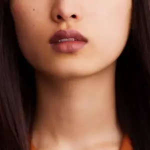 rouge-hermes-matte-lipstick-rose-boise--60001MV048-worn-9-0-0-1700-1700-q99_b
