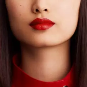 rouge-hermes-satin-lipstick-rouge-amazone--60001SV075-worn-6-0-0-1700-1700-q99_b