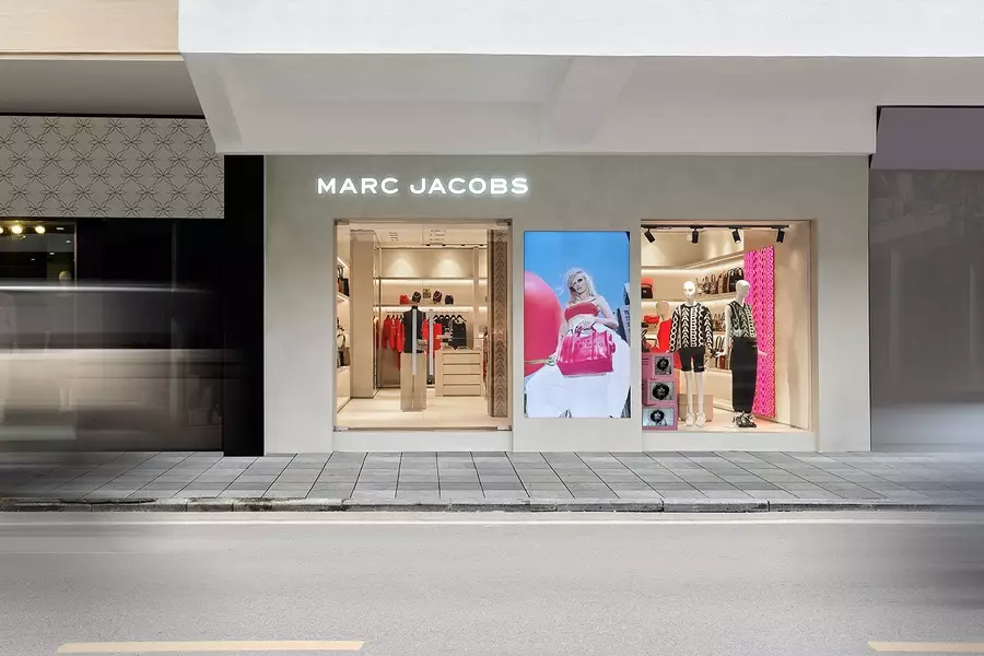 Marc Jacobs Hà Nội: Từ 655 Madison Avenue đến 56 Tràng Tiền 2 Marc Jacobs Hà Nội: Từ 655 Madison Avenue đến 56 Tràng Tiền 1